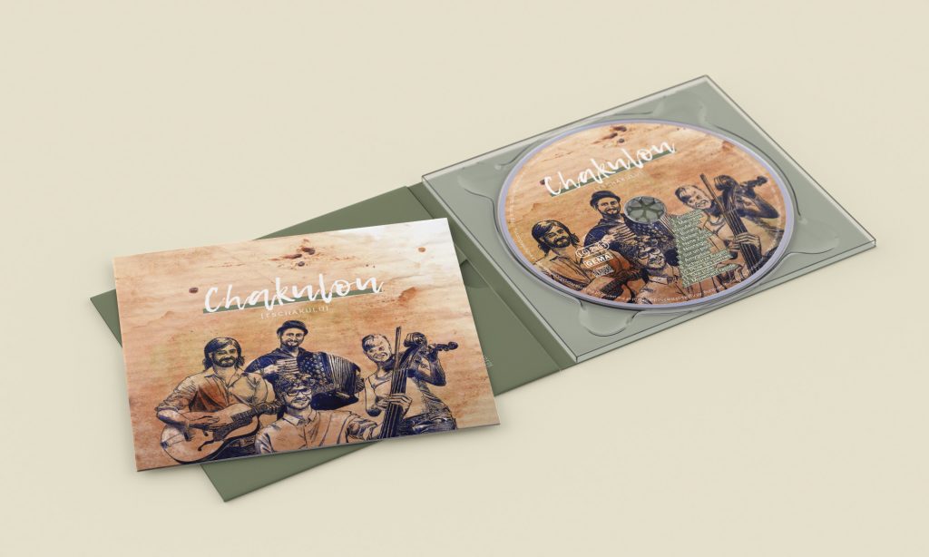 Mockup einer geöffneten CD-Hülle mit CD und Booklet für die Band Chakulou